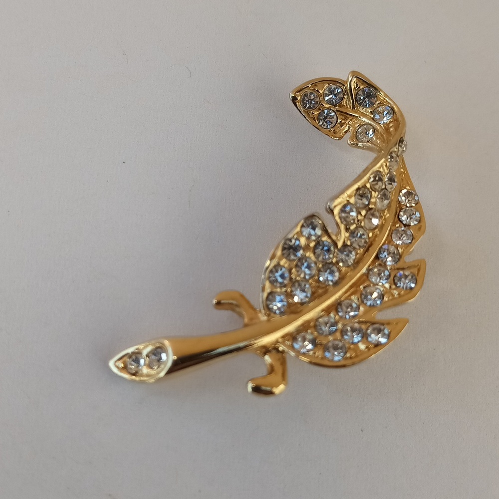 Vintage Gold tone rhinestone feather pin/brooch. - Picture 3 of 10